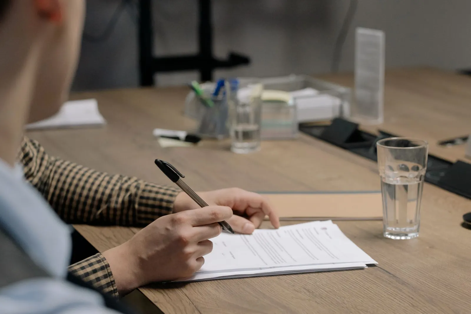 Revisione di documenti contabili su una scrivania