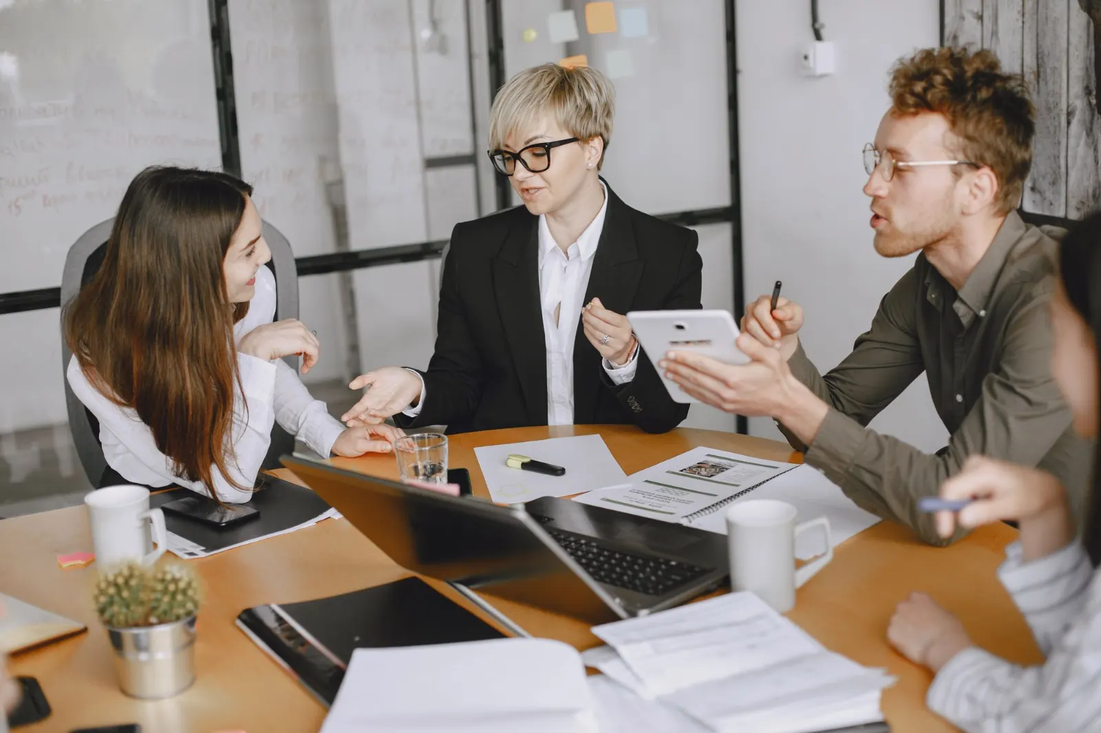 Consulenti a confronto durante una riunione di lavoro